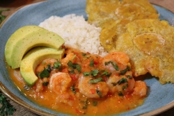 El encocado de camarones: plato emblemático de la cocina ecuatoriana