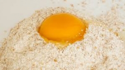 Sopa de bolitas de huevo